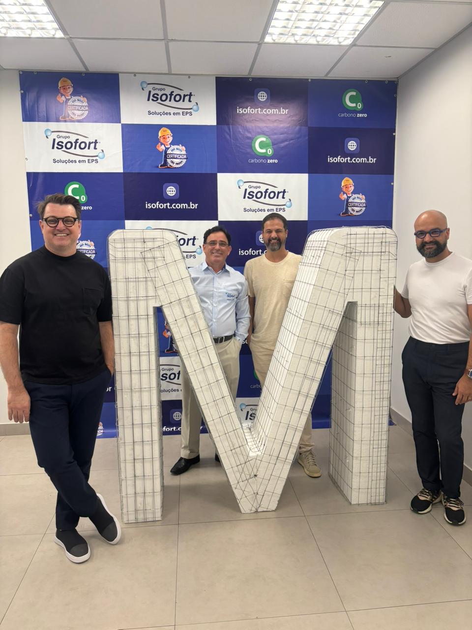 Arquitetos do @studio126arquitetura, responsáveis pelo Loft Isofort, visitam a Isofort em Ibirité.